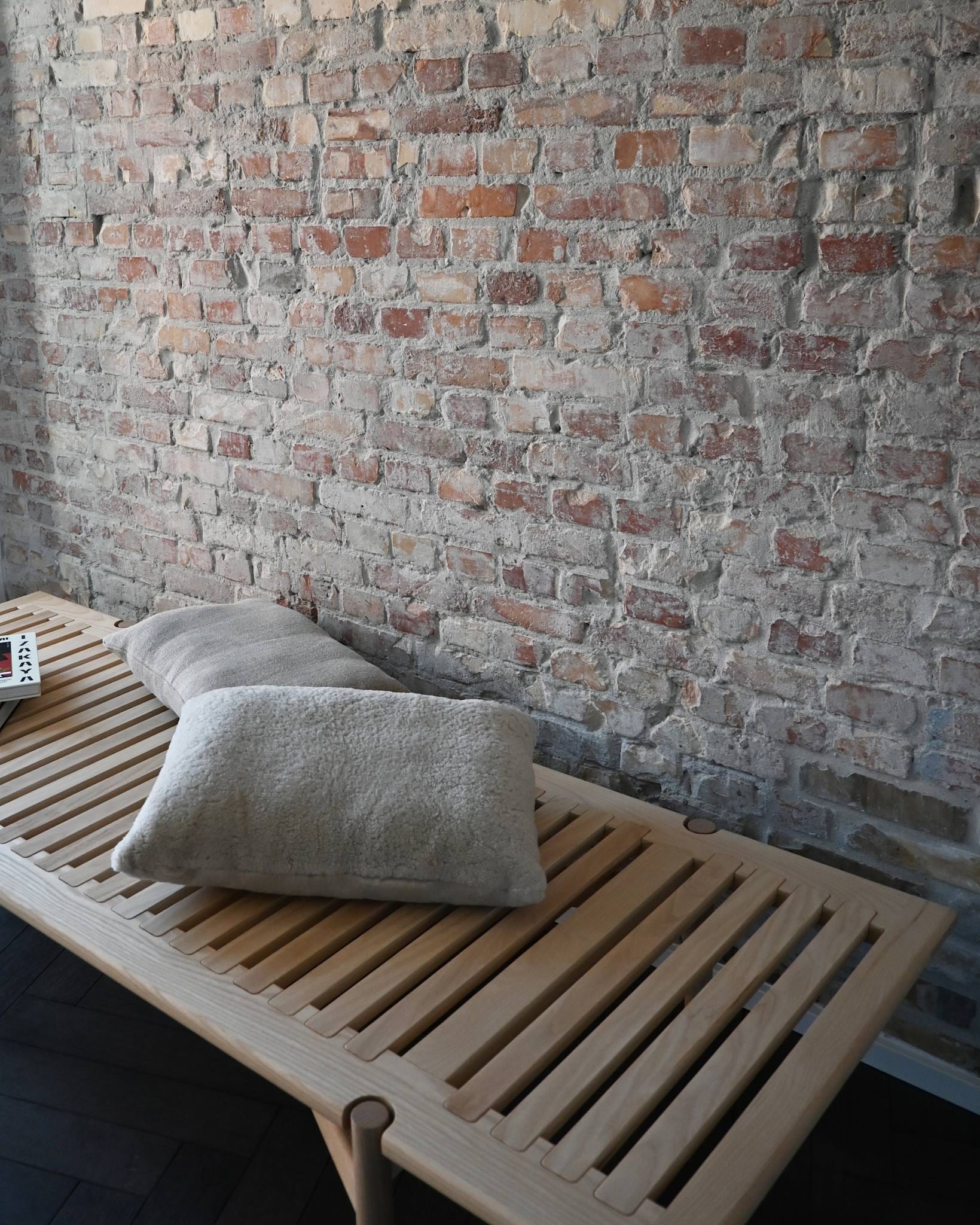 Подушка Makura Pillow 11 — Sandshell Sheepskin