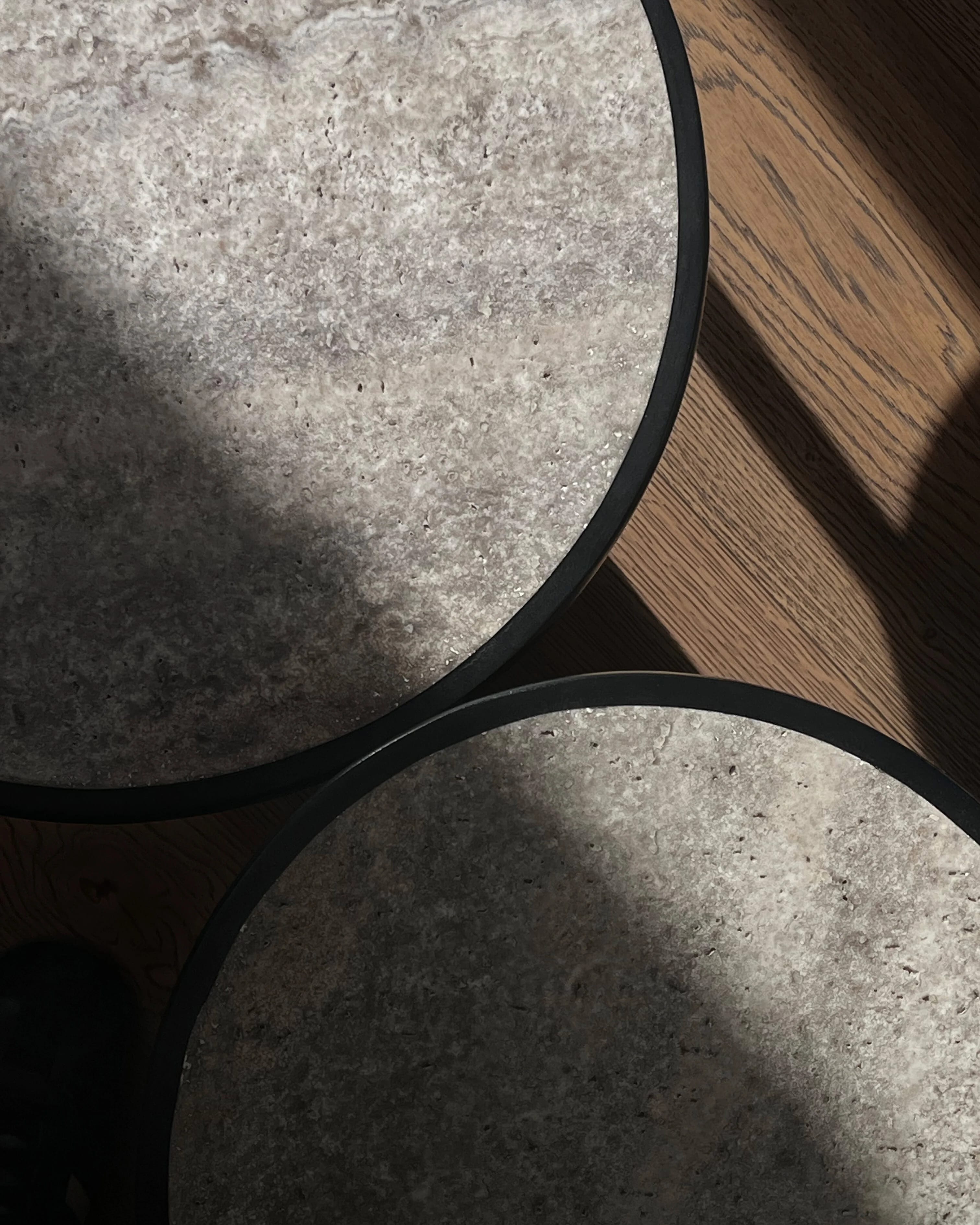 Приставной столик Trumpet Tall — Silver Travertine