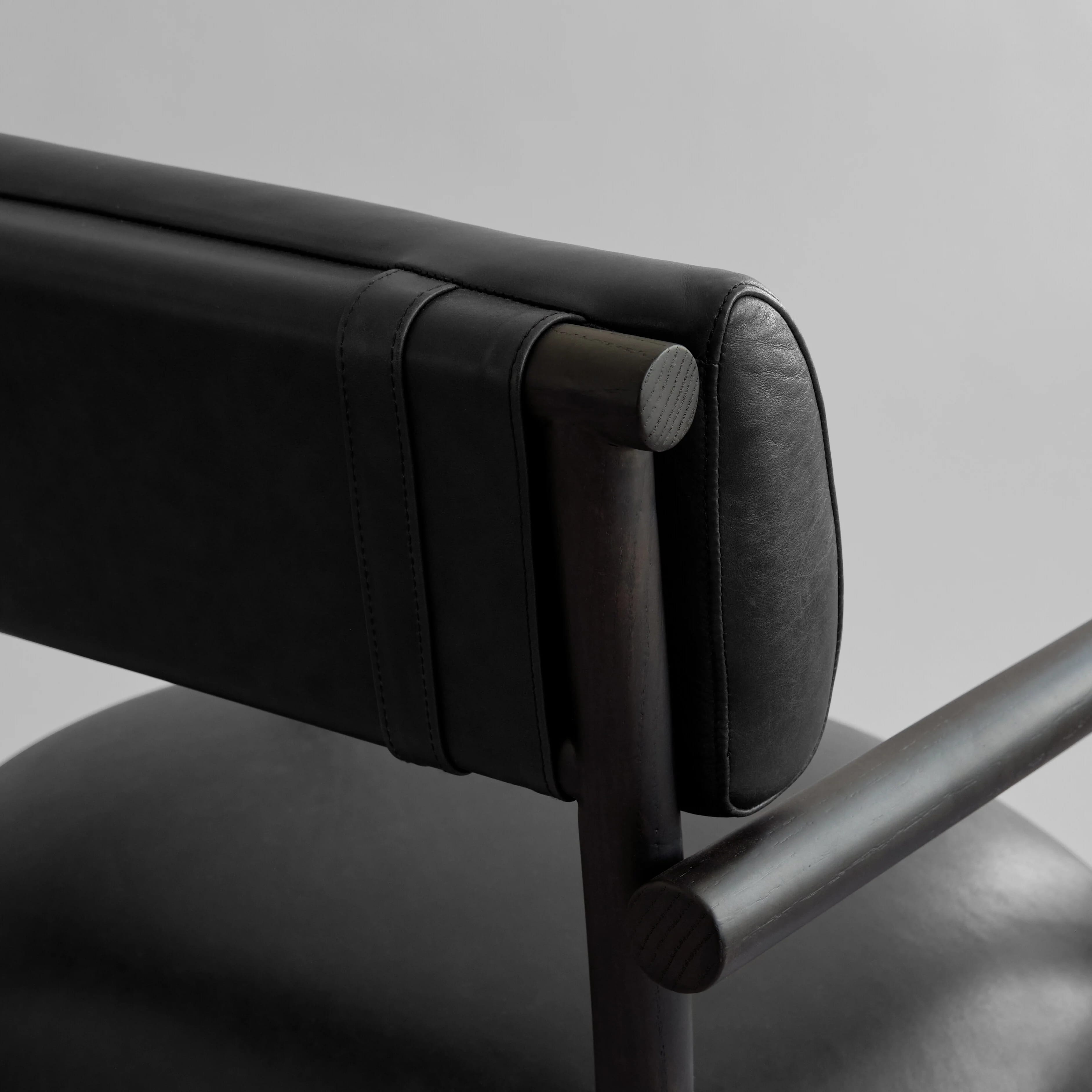 Кресло Nama Lounge Chair — Aniline leather black