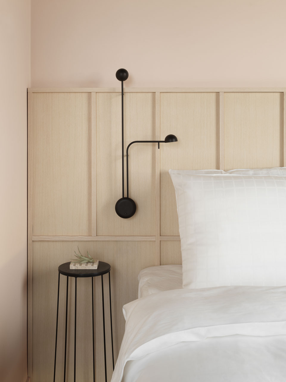 Настенные светильники из коллекции Pin от Vibia,