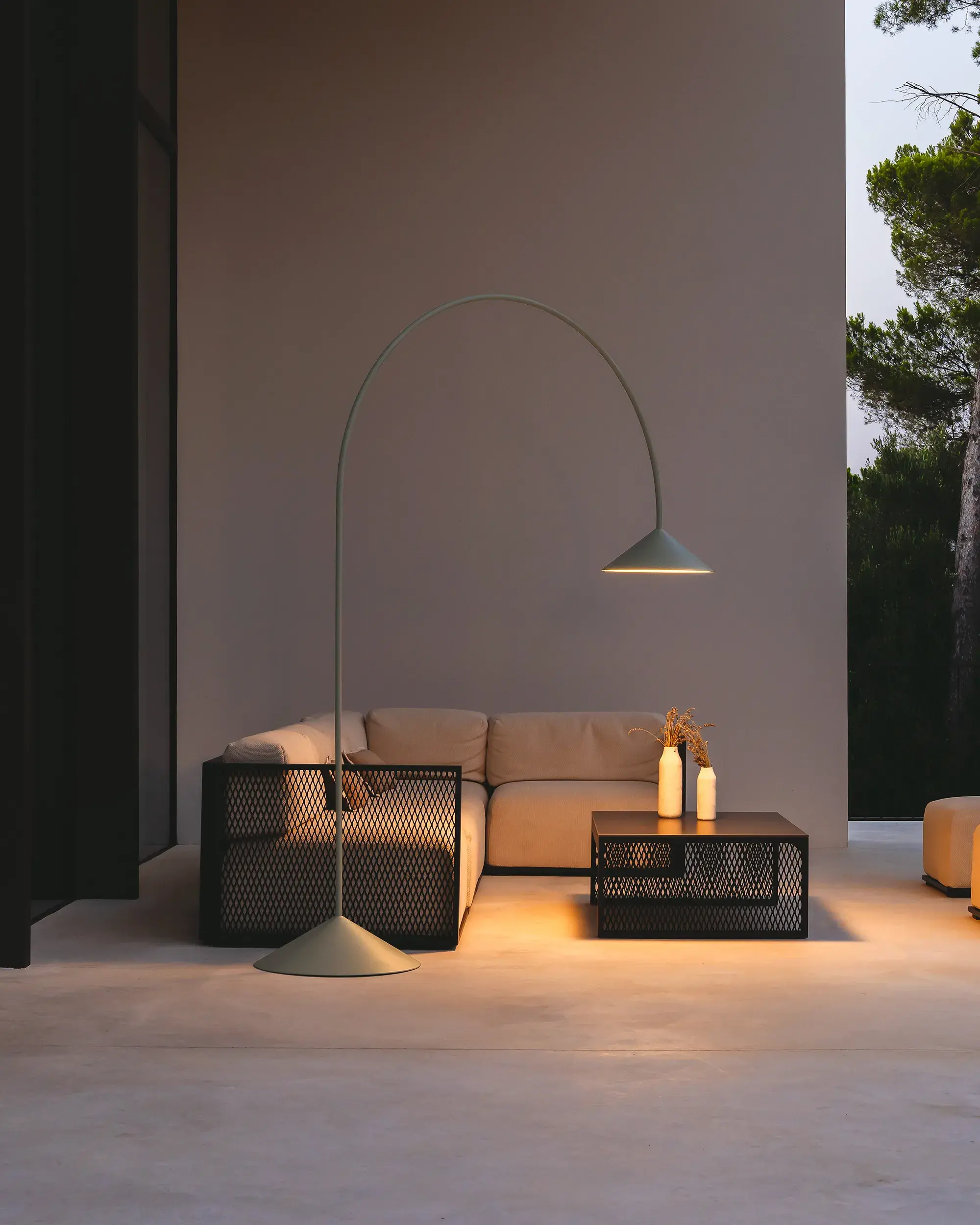 Уличные напольные светильники Out от Vibia