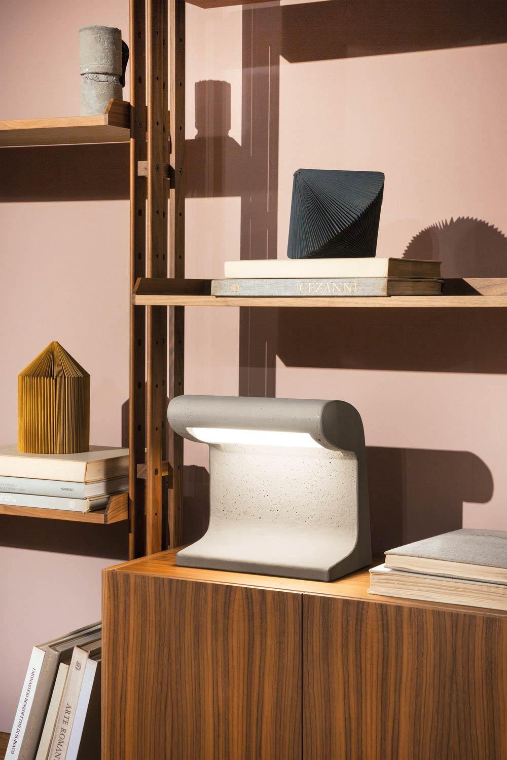 Настольный светильник Borne Béton Petite от итальянского бренда Nemo Lighting