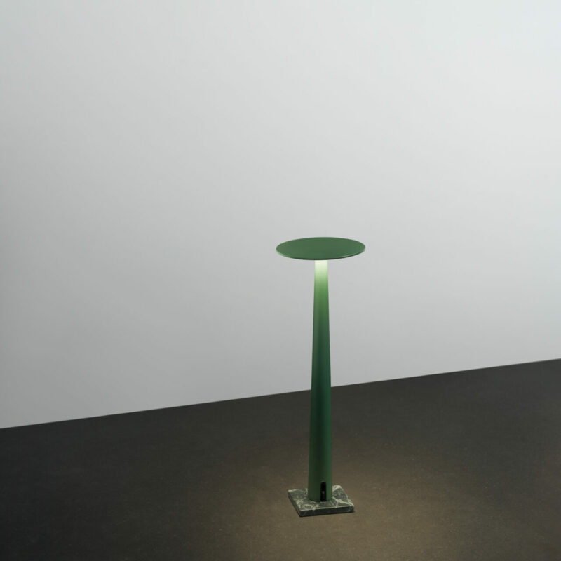 ортативный настольный светильник Portable Marble от итальянского бренда NEMO